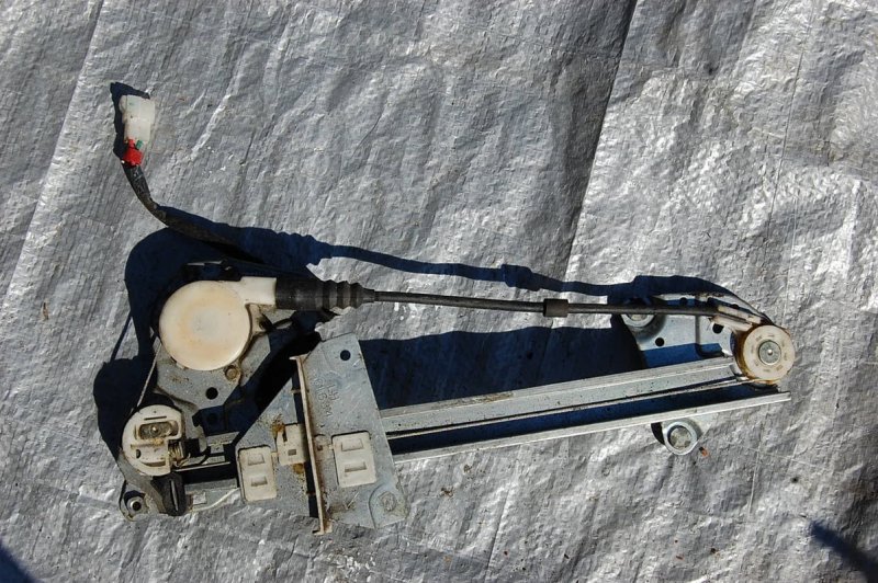 Запчасть стеклоподъемник задний правый MAZDA 626 GE 91-97 Б/У Стеклоподъемник задний правый MAZDA 626 GE 91-97 Б/У