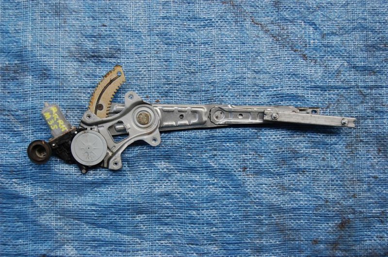 Стеклоподъемник задний правый M35/M45 04-10