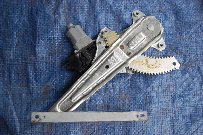 Стеклоподъемник задний правый LEAF 10-17