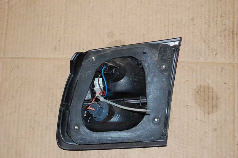 Фонарь внутренний задний левый 626 GF 97-02