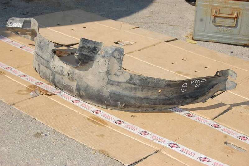 Подкрылок передний левый 626 GD 87-91