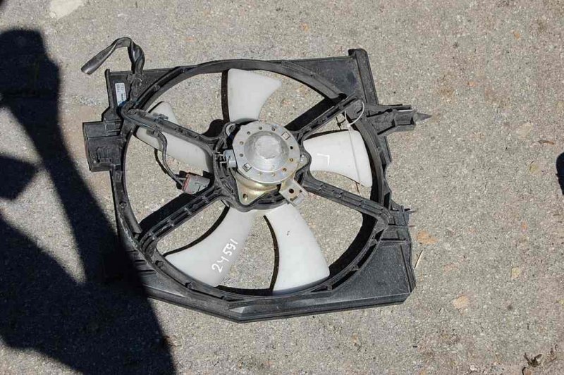 Диффузор вентилятора основного радиатора MAZDA PREMACY 98-03 FP85-15-035A Б/У