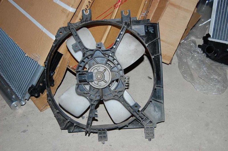 Диффузор вентилятора основного радиатора MAZDA PREMACY 98-03 FP85-15-025A Б/У