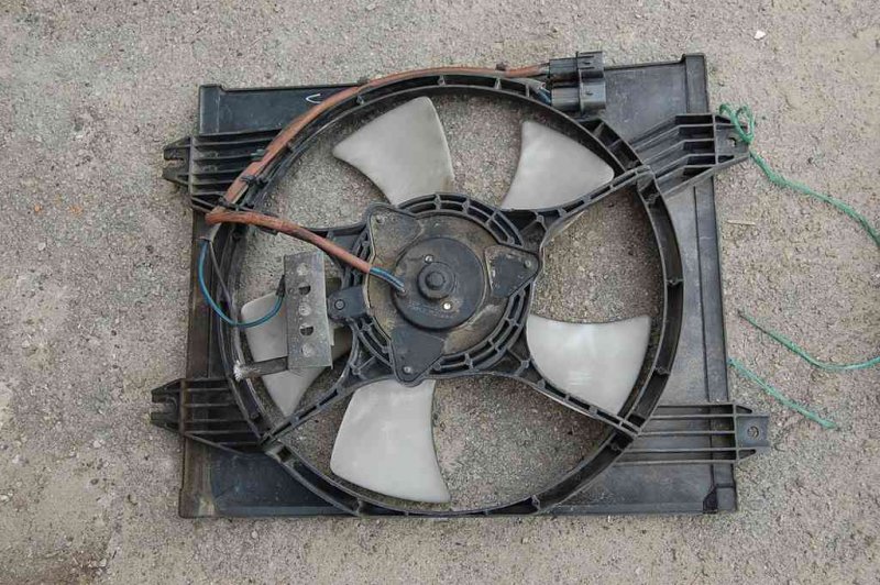 Диффузор вентилятора основного радиатора MITSUBISHI SIGMA 90-96 MB609638 Б/У