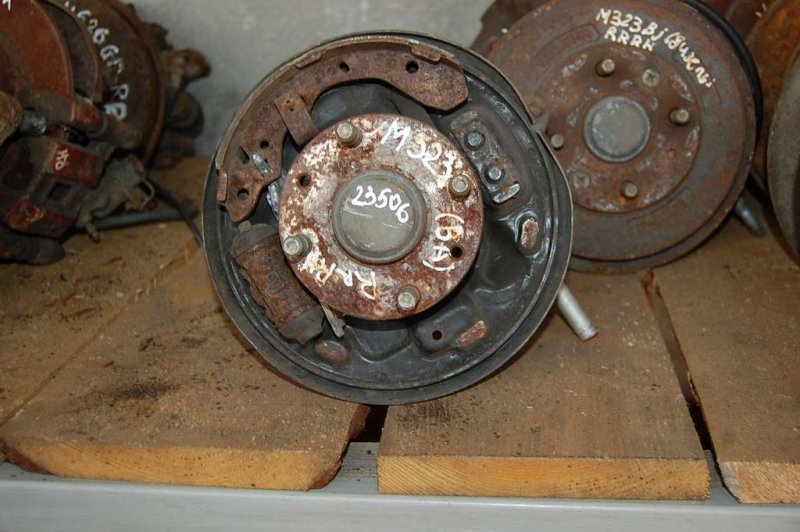 Запчасть ступица задняя правая MAZDA 323 BA 94-97 B455-26-15XA Б/У Ступица задняя правая MAZDA 323 BA 94-97 B455-26-15XA Б/У