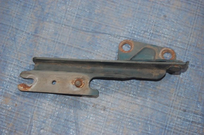 Запчасть петля капота правая MAZDA 626 GE 91-97 Б/У Петля капота правая MAZDA 626 GE 91-97 Б/У