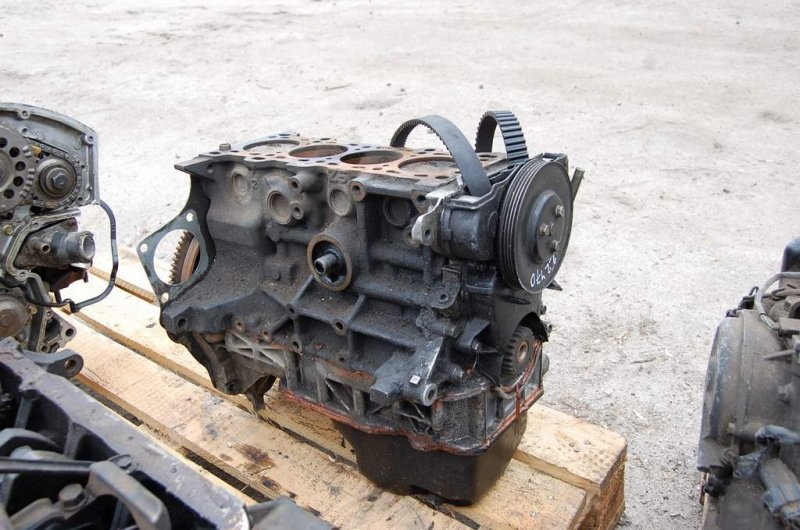 Блок двигателя MAZDA 323 BA 94-97 Z501-02-200 Б/У