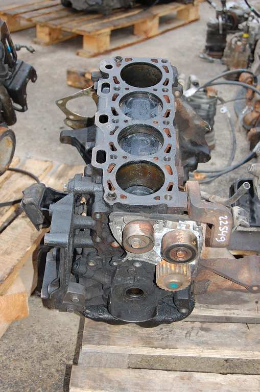 Блок двигателя MAZDA E2000 83-99 Б/У