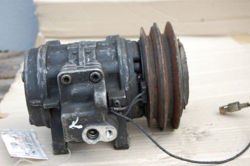 Запчасть компрессор кондиционера MAZDA 323 BG 89-94 BR70-61-450A Б/У Компрессор кондиционера MAZDA 323 BG 89-94 BR70-61-450A Б/У