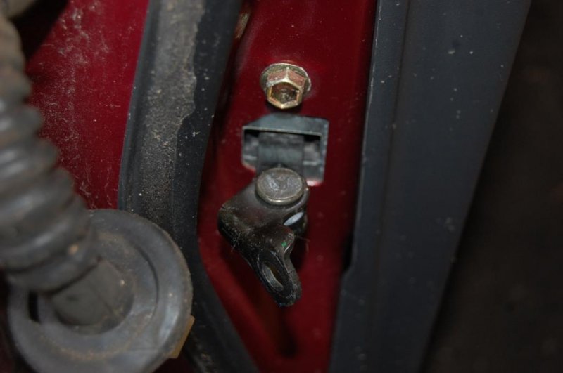 Ограничитель двери задний правый TOYOTA MATRIX 02-08 68630-02061 Б/У