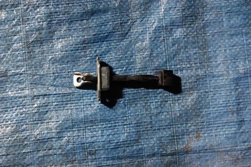 Ограничитель двери задний правый MITSUBISHI OUTLANDER XL 05-13 Б/У