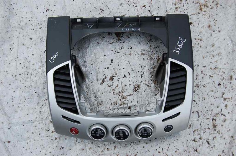 Накладка торпедо под магнитолу MITSUBISHI L200 06-14 Б/У