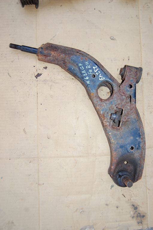 Рычаг передней подвески нижний передний правый MAZDA 626 GF 97-02 Б/У