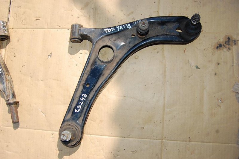 Рычаг передней подвески нижний передний правый TOYOTA YARIS 00-05 Б/У