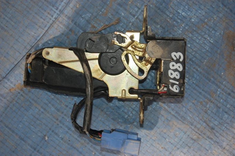 Замок крышки багажника TOYOTA MATRIX 02-08 69110-02010 Б/У