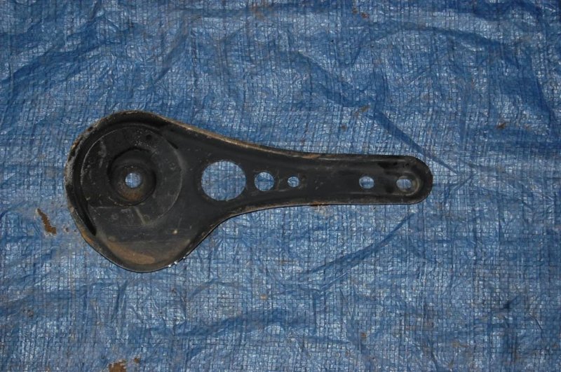 Крепление балки подвески левое CAMRY 20 96-02