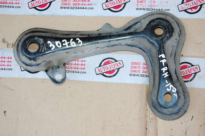 Крепление балки подвески правое TOYOTA COROLLA 150 06-13 52257-12011 Б/У