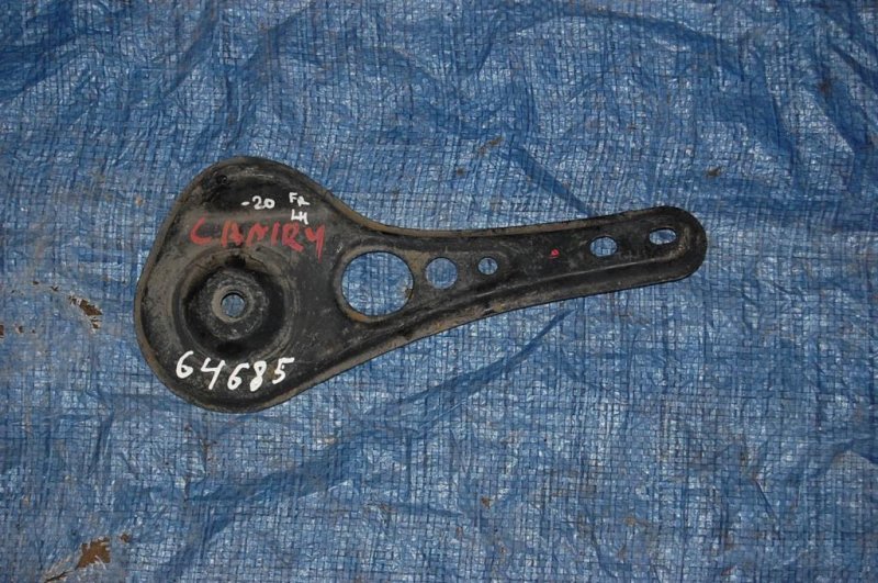 Крепление балки подвески левое TOYOTA CAMRY 20 96-02 51024-33010 Б/У