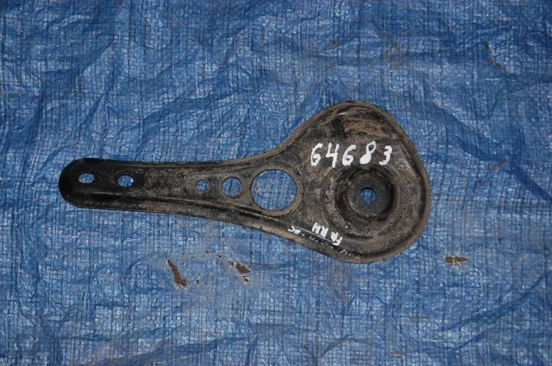 Крепление балки подвески правое TOYOTA CAMRY 20 96-02 51023-33010 Б/У