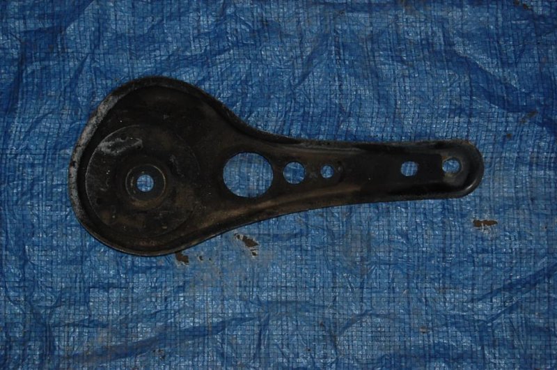 Крепление балки подвески правое CAMRY 20 96-02