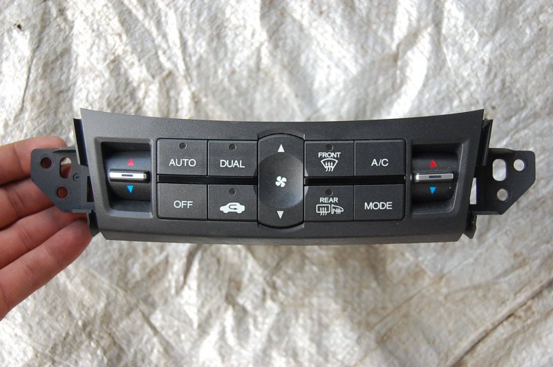 Запчасть блок управления печкой HONDA ACCORD CU8 / TSX 08-14 Б/У Блок управления печкой HONDA ACCORD CU8 / TSX 08-14 Б/У