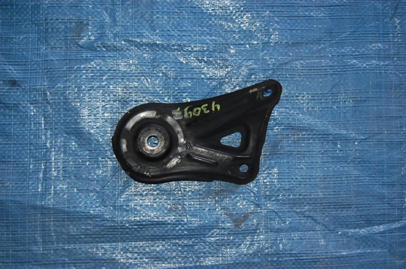 Крепление балки подвески правое TOYOTA CAMRY 30 02-06 51023-33040 Б/У