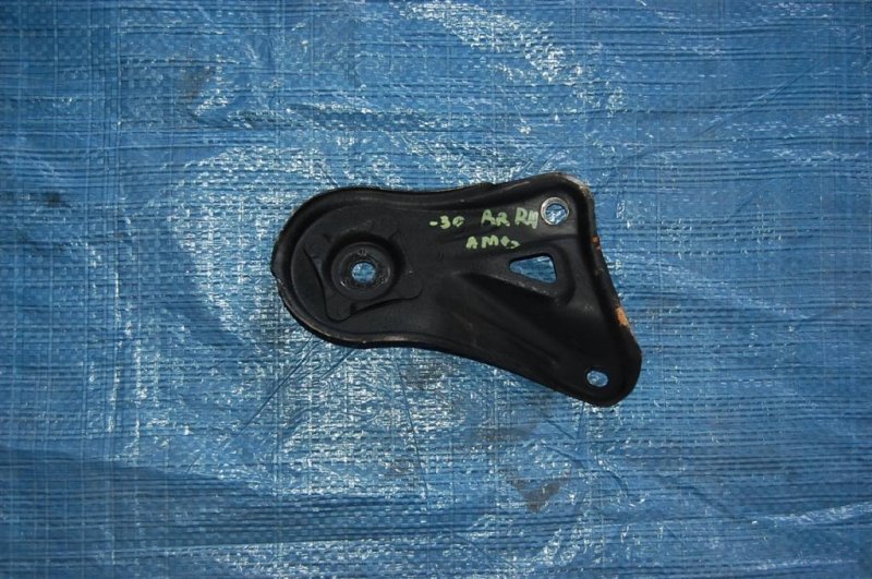 Крепление балки подвески правое CAMRY 30 02-06