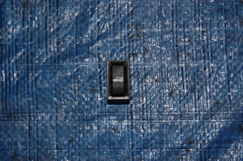 Запчасть кнопка открывания багажника внутренняя TOYOTA MATRIX 02-08 88970412 Б/У Кнопка открывания багажника внутренняя TOYOTA MATRIX 02-08 88970412 Б/У