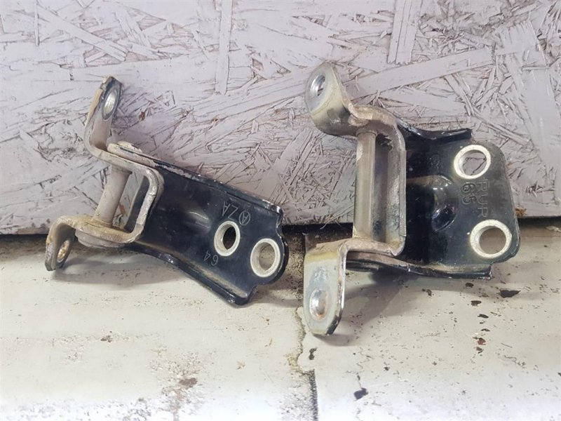 Петля двери нижняя задняя правая TRIBECA B9 05-07