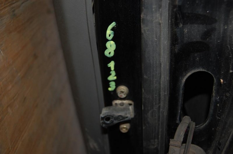 Ограничитель двери задний левый MITSUBISHI PAJERO 99-06 MR380851 Б/У