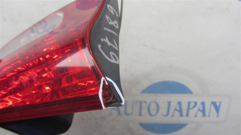 Фонарь внутренний задний левый TRIBECA B9 05-07