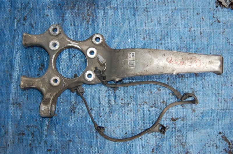 Кулак поворотный передний левый GS350 GS300 05-11