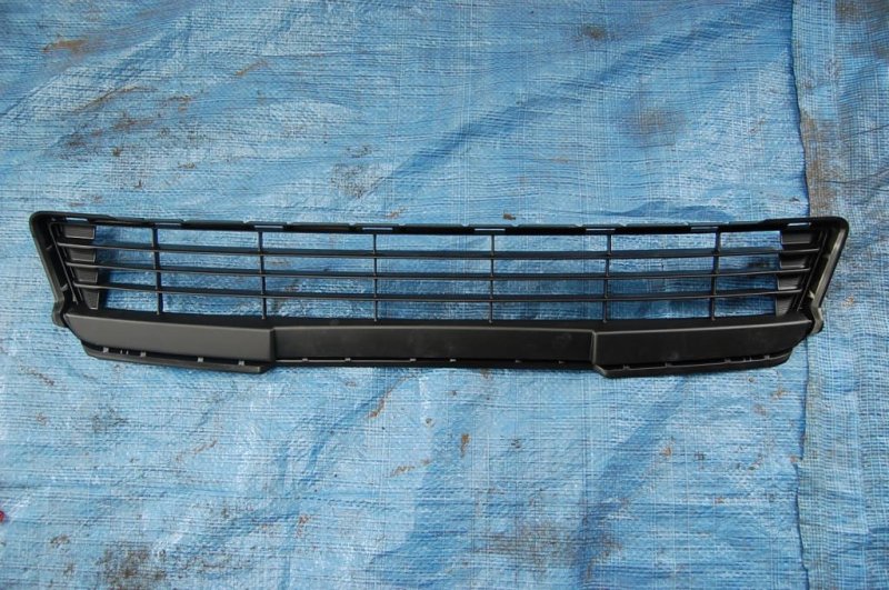 Решетка переднего бампера TOYOTA COROLLA E16 13- 53112-12320 новая