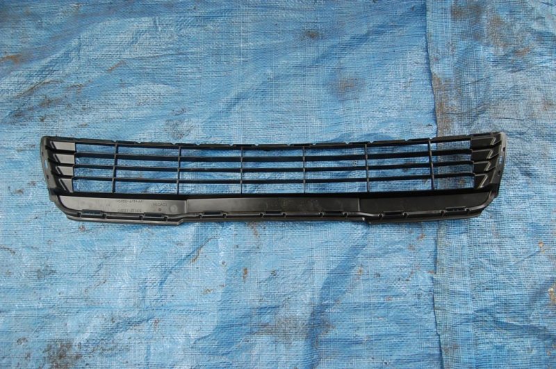 Решетка переднего бампера COROLLA E16 13-