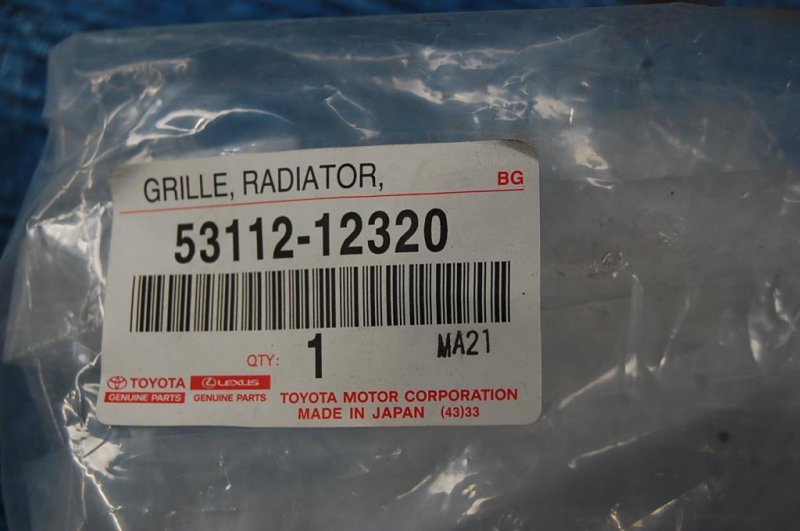 Решетка переднего бампера TOYOTA COROLLA E16 13-