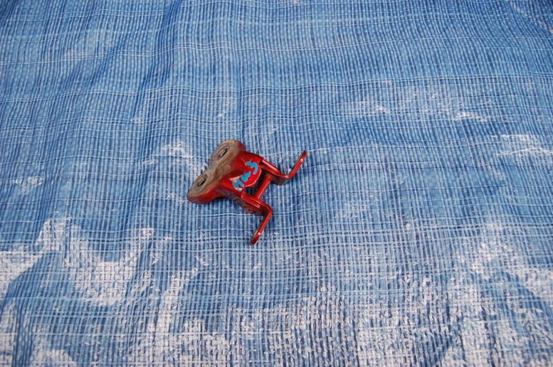 Петля двери нижняя передняя левая TOYOTA MATRIX 02-08 68740-02030 Б/У