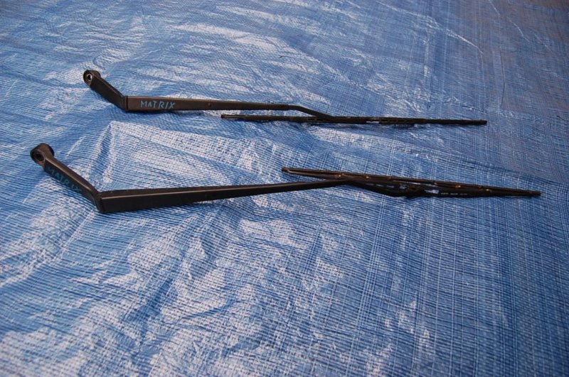 Поводок стеклоочистителя передний TOYOTA MATRIX 02-08 85211-01010 Б/У