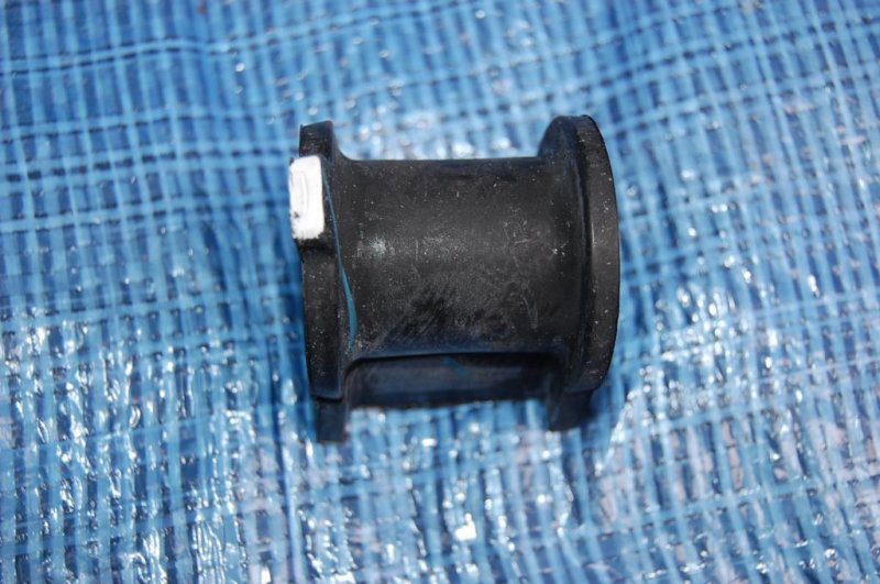 Втулка стабилизатора передняя TOYOTA FJ CRUISER 06-15 48815-60180 новая