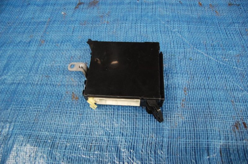 Блок предохранителей моторный отсек TOYOTA LAND CRUISER 200 08-21 Б/У