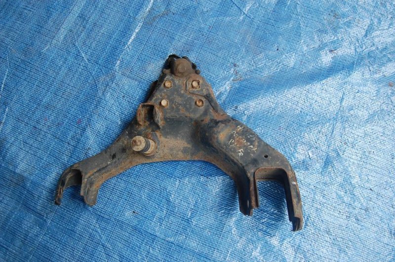 Запчасть рычаг передней подвески нижний передний правый NISSAN TERRANO 86-92 Б/У Рычаг передней подвески нижний передний правый NISSAN TERRANO 86-92 Б/У