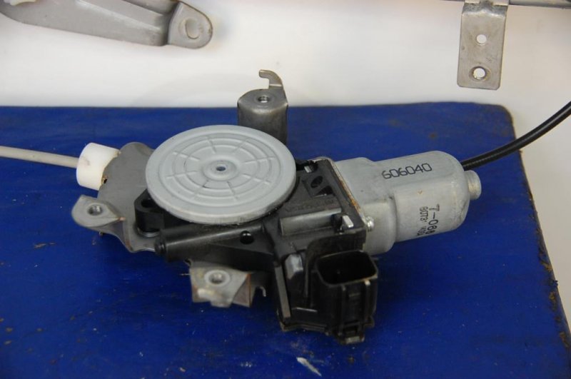 Стеклоподъемник задний левый INFINITI G25/G35/G37/Q40 06-14