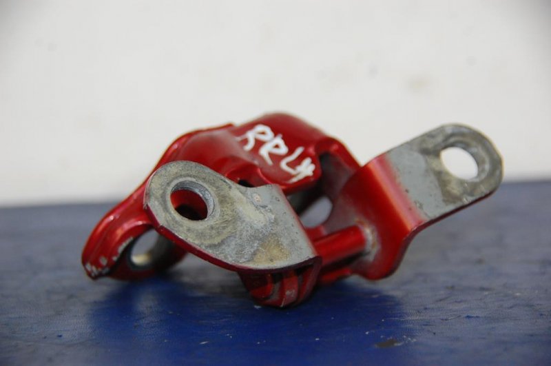 Петля двери верхняя задняя левая ES350 06-12