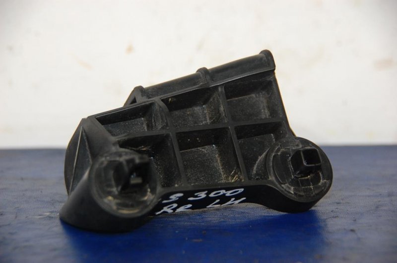 Кронштейн заднего бампера задний левый GS350 GS300 05-11