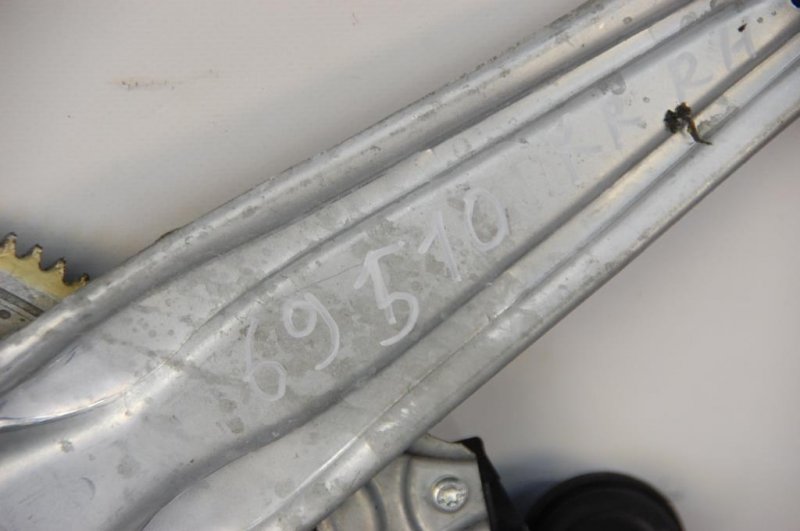 Стеклоподъемник задний правый COROLLA E16 13- Стеклоподъемник задний правый COROLLA E16 13-