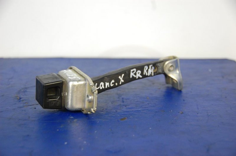 Ограничитель двери задний левый MITSUBISHI LANCER X 10 07-15 Б/У