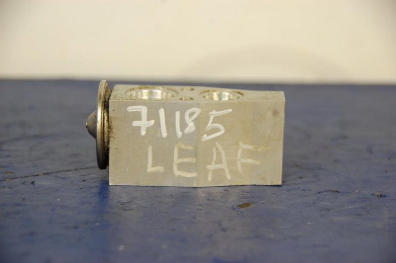 Клапан кондиционера NISSAN LEAF 10-17 92200-1FA1A Б/У