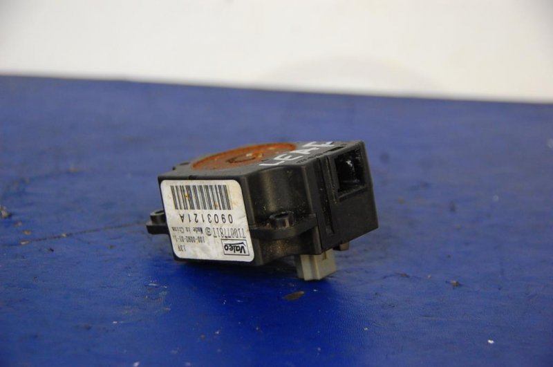 Запчасть моторчик заслонки печки NISSAN LEAF 10-17 27730-1FC1B Б/У Моторчик заслонки печки NISSAN LEAF 10-17 27730-1FC1B Б/У