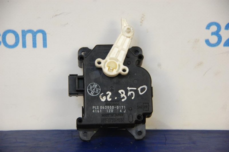 Моторчик заслонки печки LEXUS GS350 GS300 05-11 87106-30480 Б/У