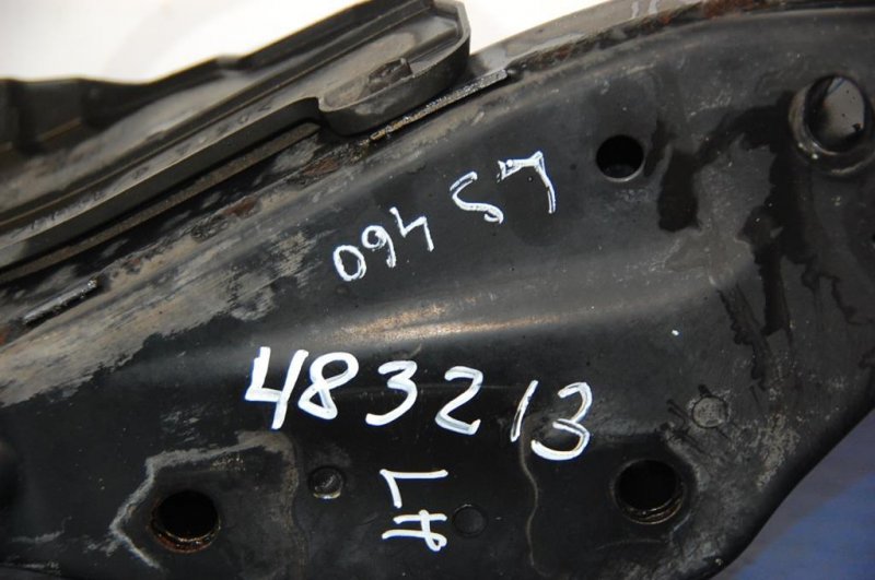 Крепление балки подвески переднее левое LS460 06-12