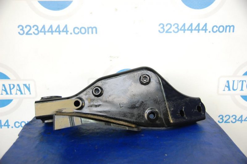 Крепление балки подвески переднее левое LEXUS LS460 06-12 57306-50010 Б/У